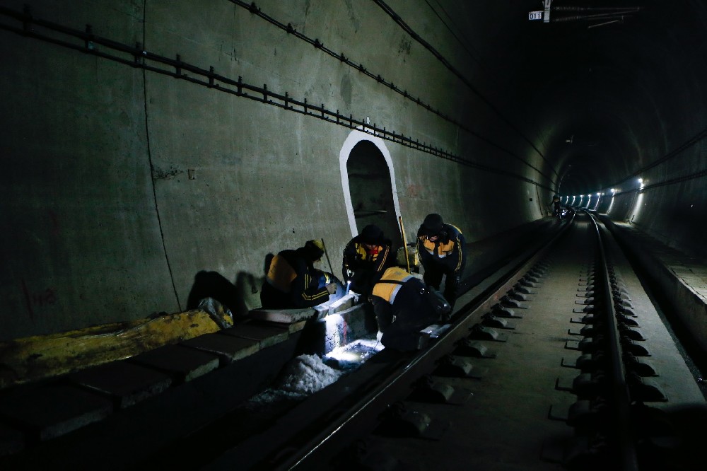 龙口铁路运营隧道病害现状